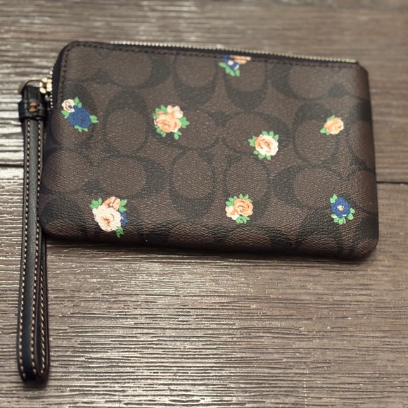 Coach - Picture 3 of 5